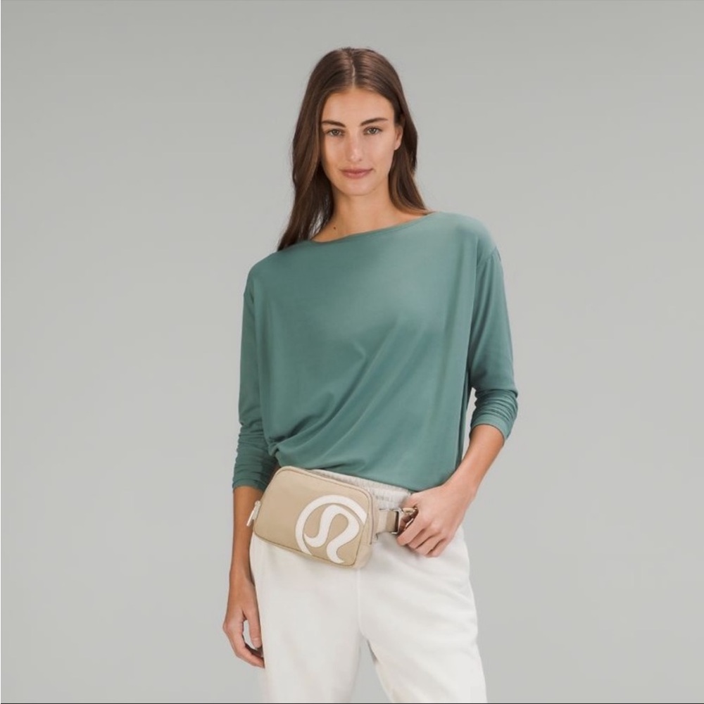 🚨🚨SOLD🚨🚨Lululemon belt bag trench with opal logo NWT - Picture 5 of 13